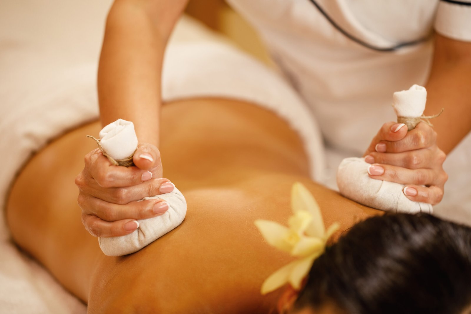 Thai-Kräuterstempelmassage